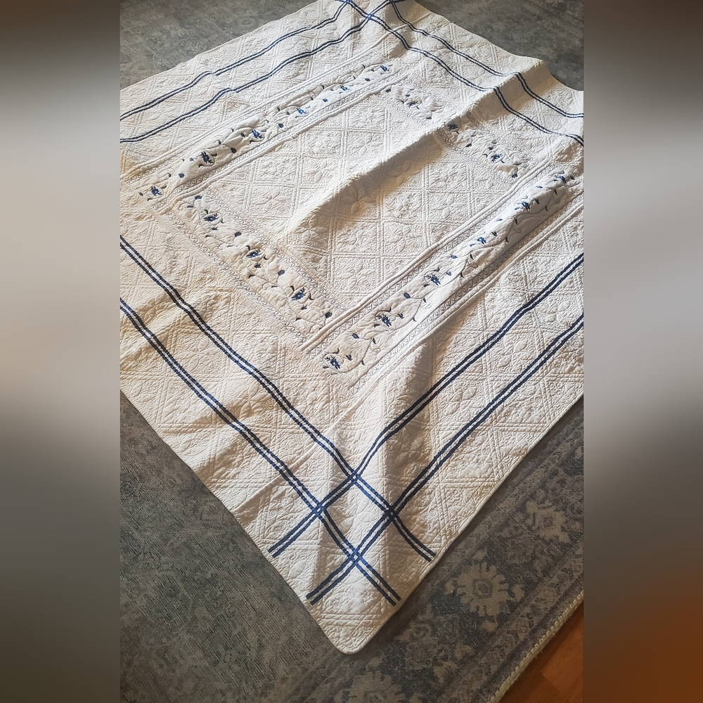 Elegant White and Blue Quilted Blanket Donna Sharp New With Tags